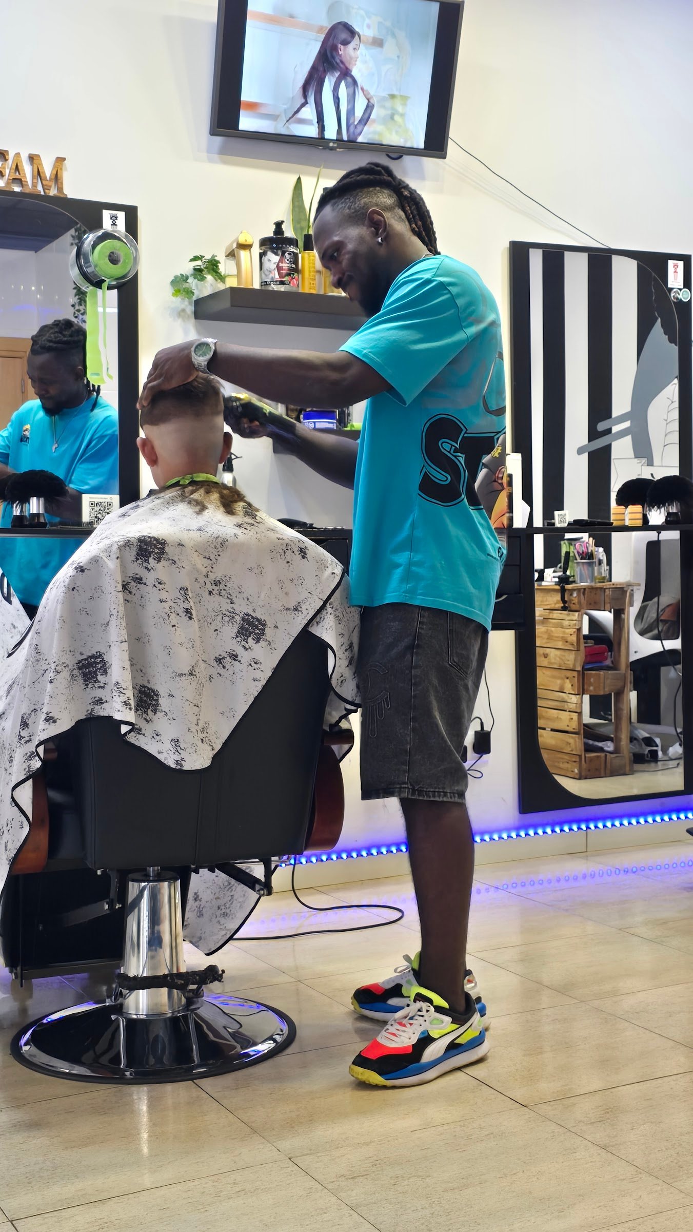 hombre cortando pelo